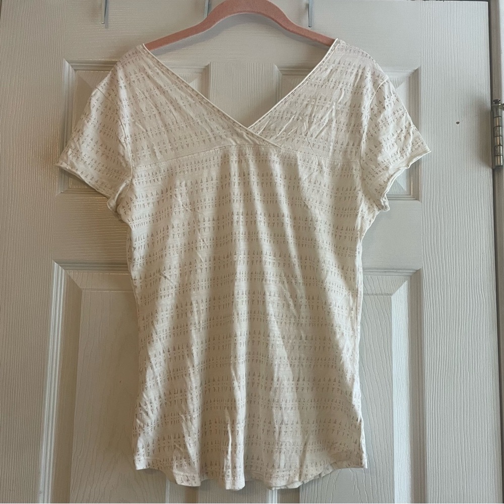 Maurices Cream and Rose Gold Short Sleeve V-Neck Fitted Top Size Medium - Picture 8 of 15